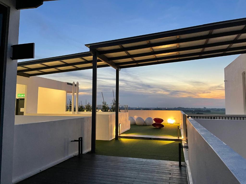Sky Cafe Penthouse Suite by myProStay photo 1