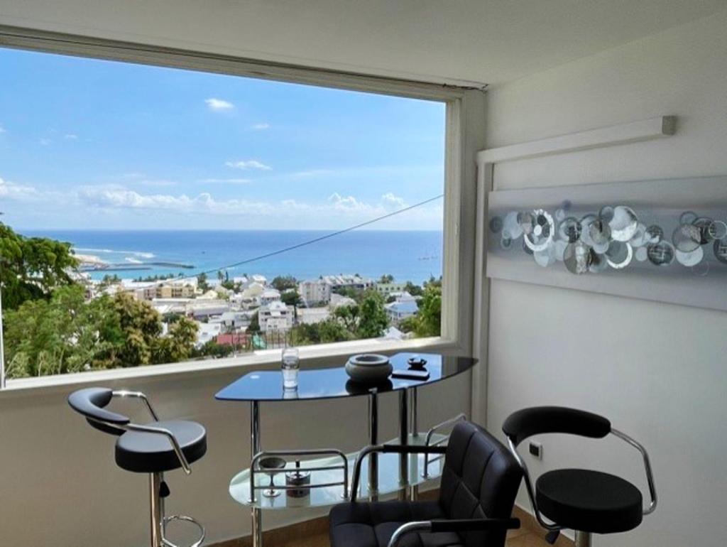 Appartement de 2 chambres avec vue sur la mer terrasse amenagee et wifi a Saint Gilles les Bains a 1 km de la plage