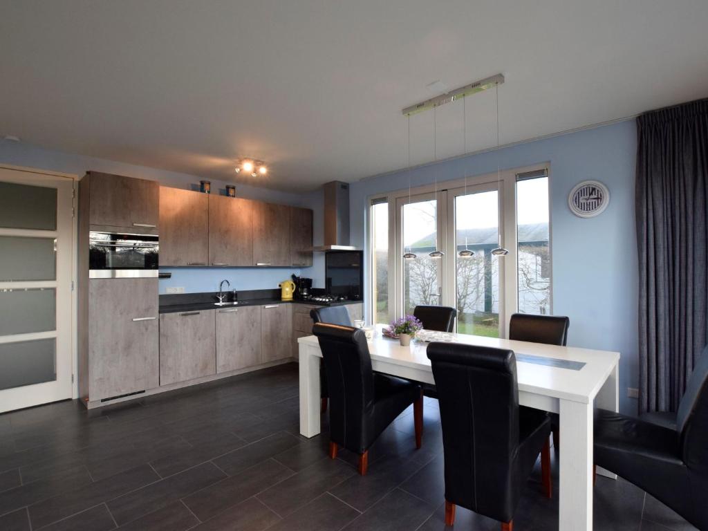 Bright Holiday Home in Noordwijk near Sea photo 4