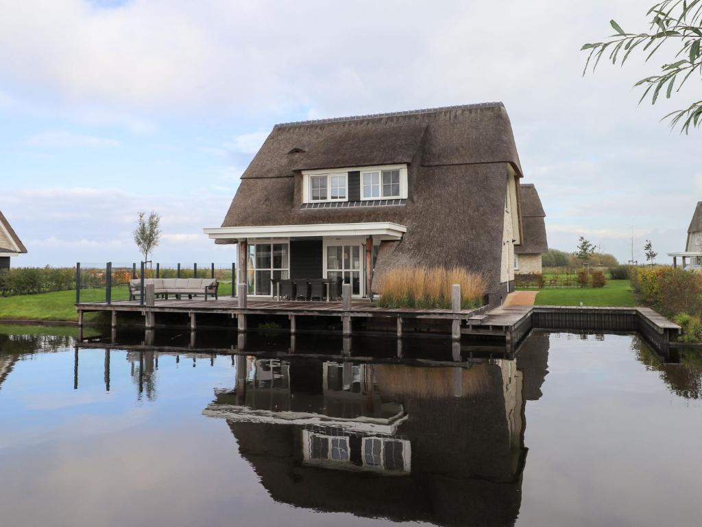 Thatched villa with lounge set, right at the water photo 2