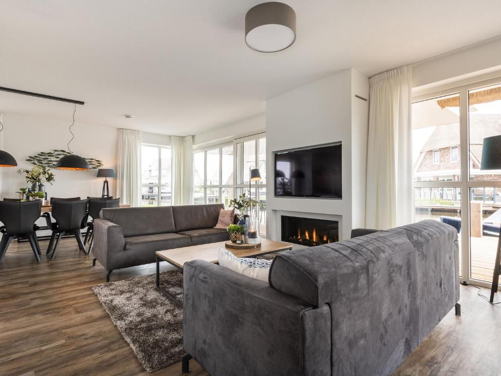 Luxury villa with a sauna, at the Tjeukemeer photo 4