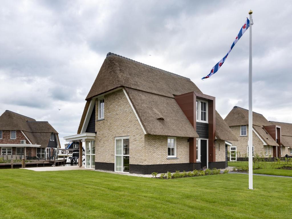 Luxury villa with a sauna, at the Tjeukemeer photo 2