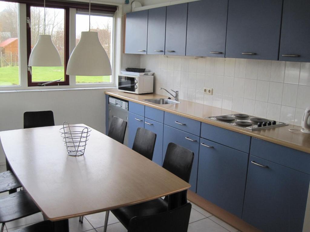 Semi-detached house with a dishwasher, located in Friesland photo 3
