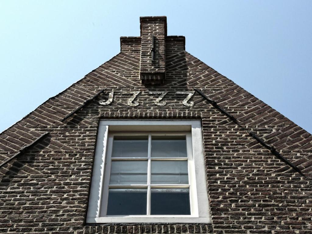 Listed 1777 building in historical Enkhuizen photo 1