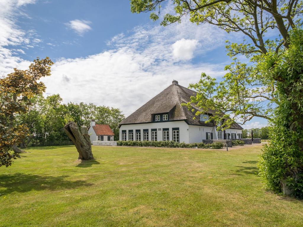 Spacious Farmhouse in Dutch coast Texel with Garden photo 2