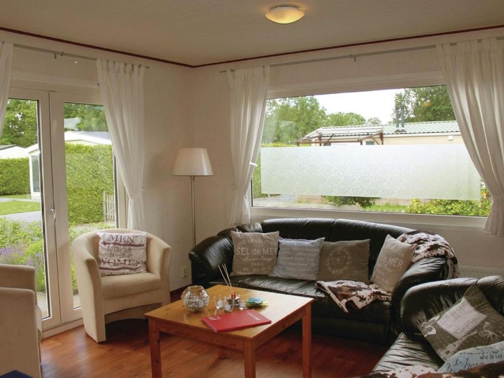 Tidy chalet with a microwave, near the Wadden Sea photo 3
