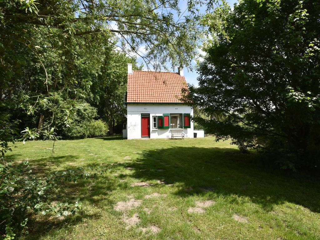 Quintessential holiday home in Ouddorp with garden photo 2