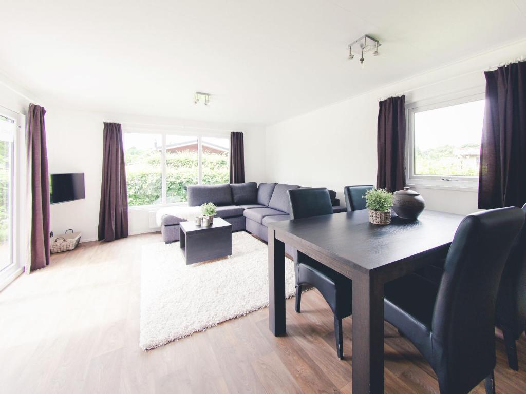 Comfy chalet with a dishwasher, next to the forest photo 4