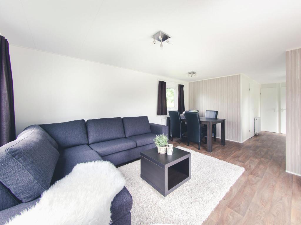 Comfy chalet with a dishwasher, next to the forest photo 2