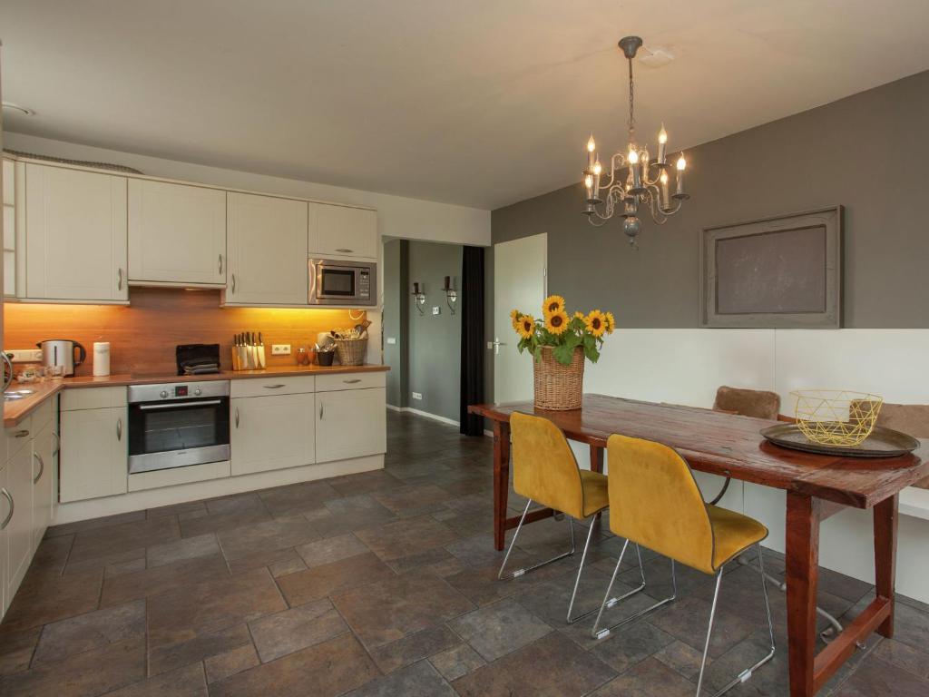 Luxurious holiday home in the middle of the Leenderbos nature reserve, near quiet Leende photo 3
