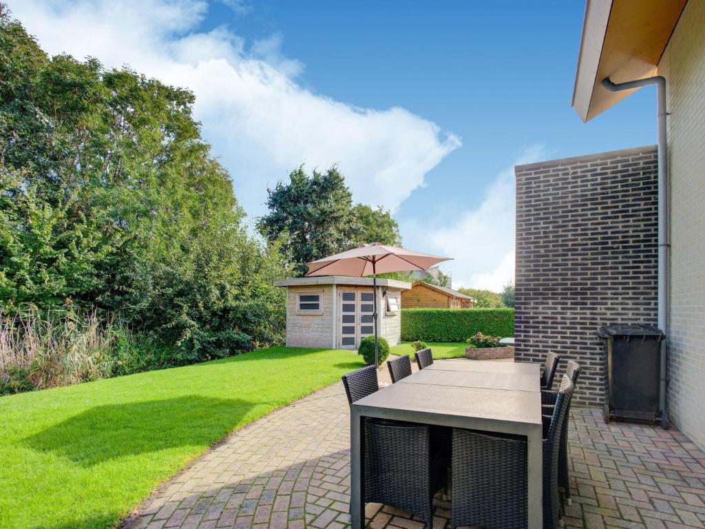 Luxurious Holiday Home in Koudum with Pool photo 3