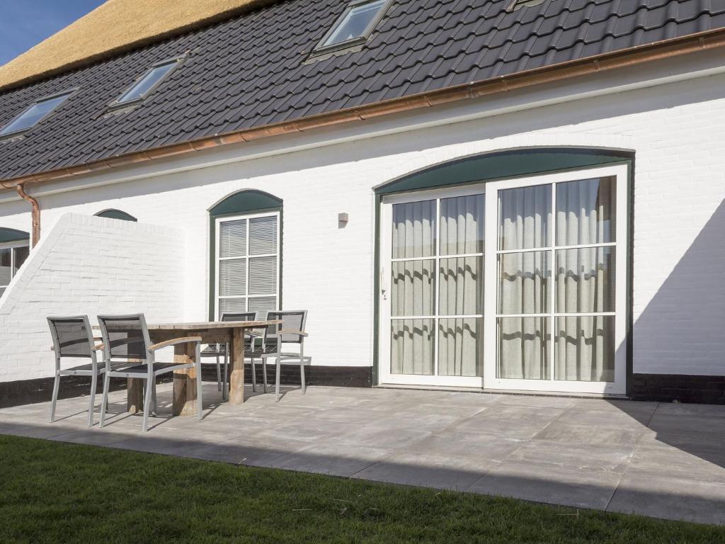 Spacious Farmhouse in De Cocksdorp with Private Terrace photo 4