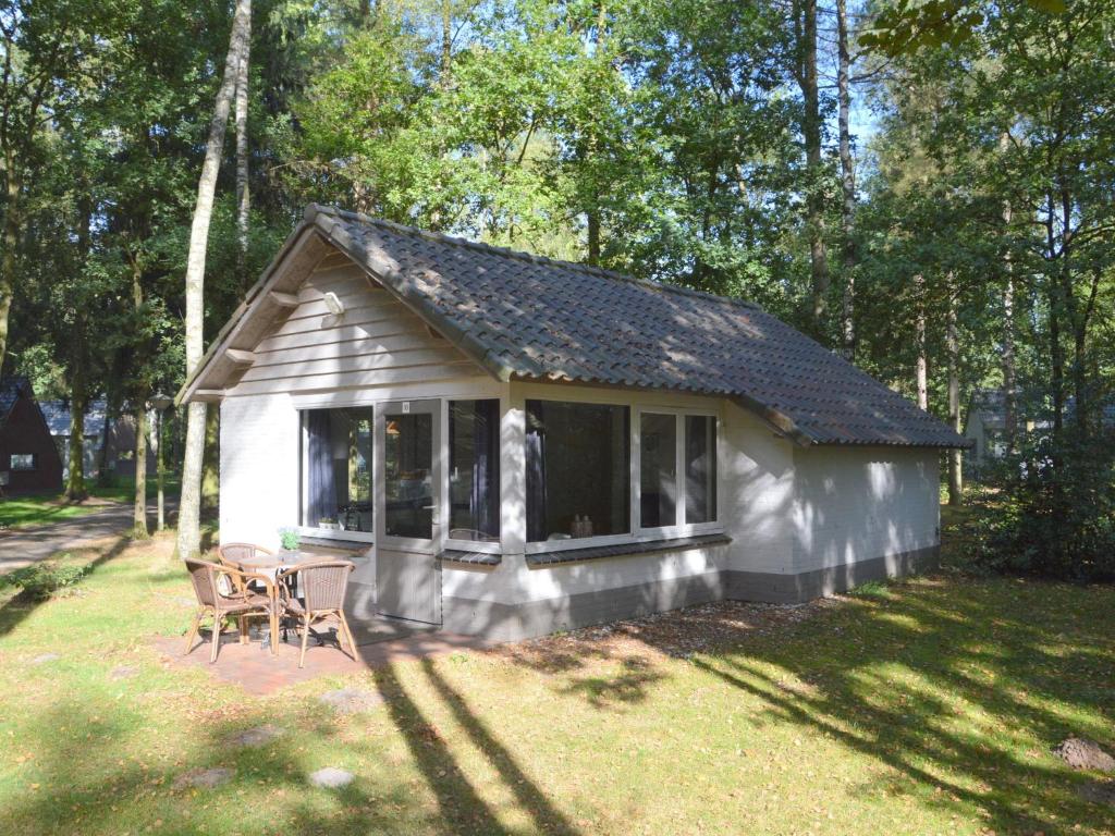 Detached cottage on quiet park photo 3