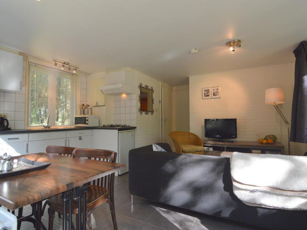 Detached cottage on quiet park photo 4