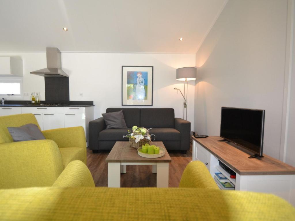 Lovely chalet with covered terrace in a holiday park on the edge of the forest photo 4