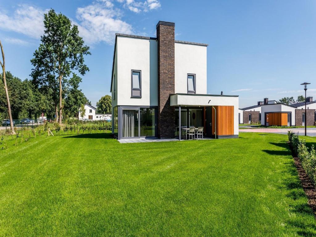Modern and stylish villa with two bathrooms in Limburg photo 3