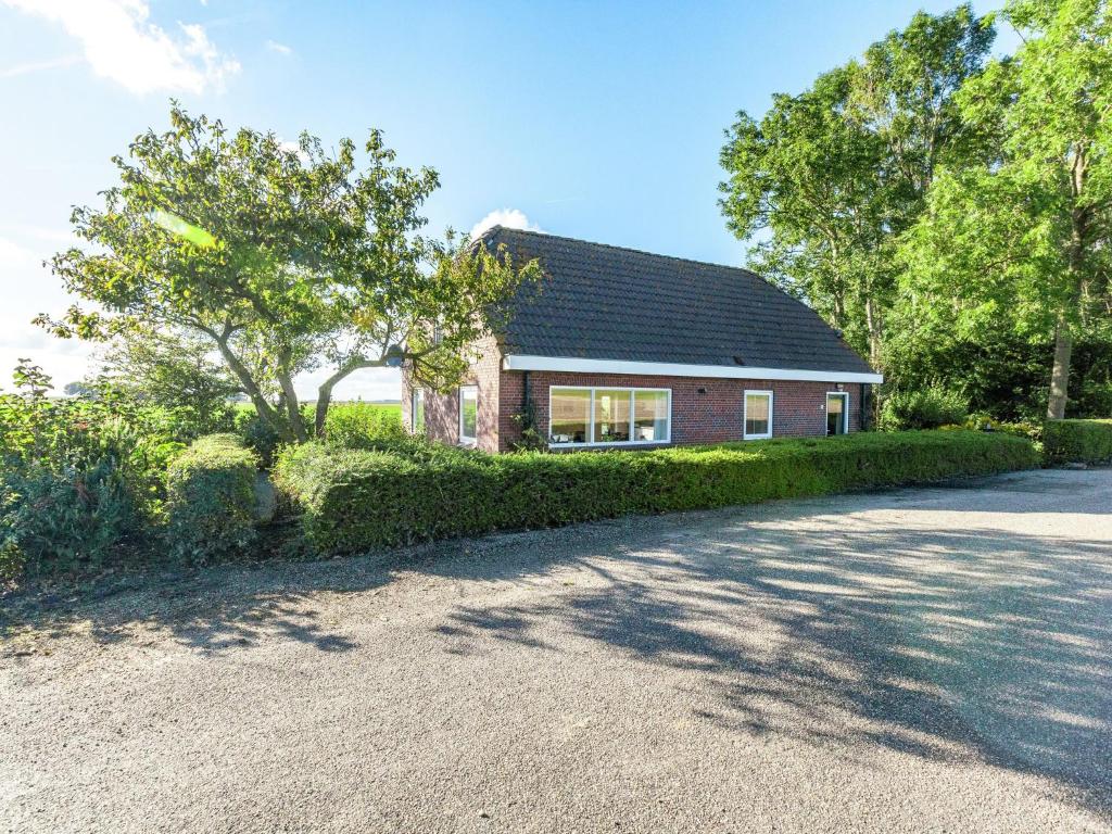 Peaceful vacation home in Finsterwolde with wide views photo 3
