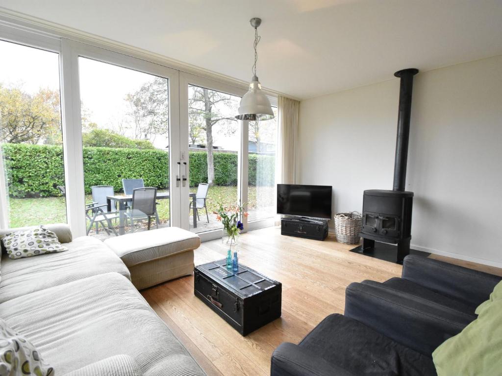 Detached Bungalow in Kamperland by the Lake photo 2