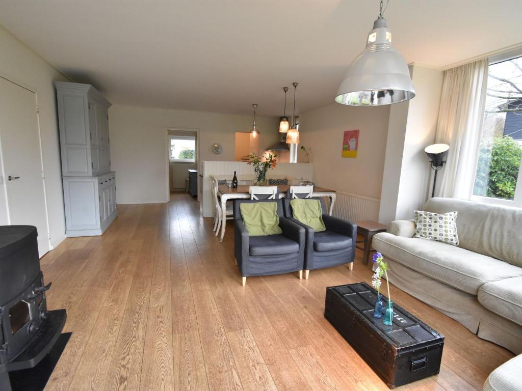 Detached Bungalow in Kamperland by the Lake photo 4