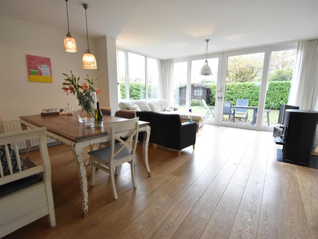 Detached Bungalow in Kamperland by the Lake photo 3