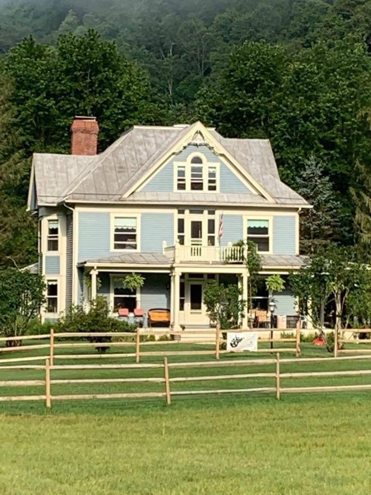 Laurel River Club Bed & Breakfast image