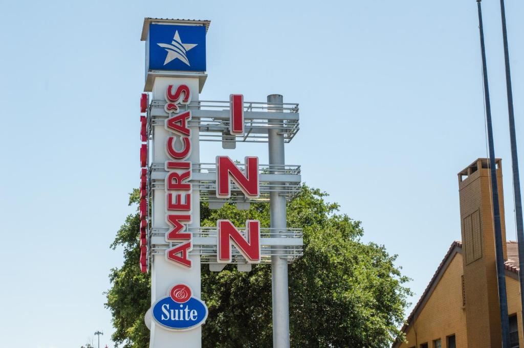 America's Inn Sugarland Stafford image