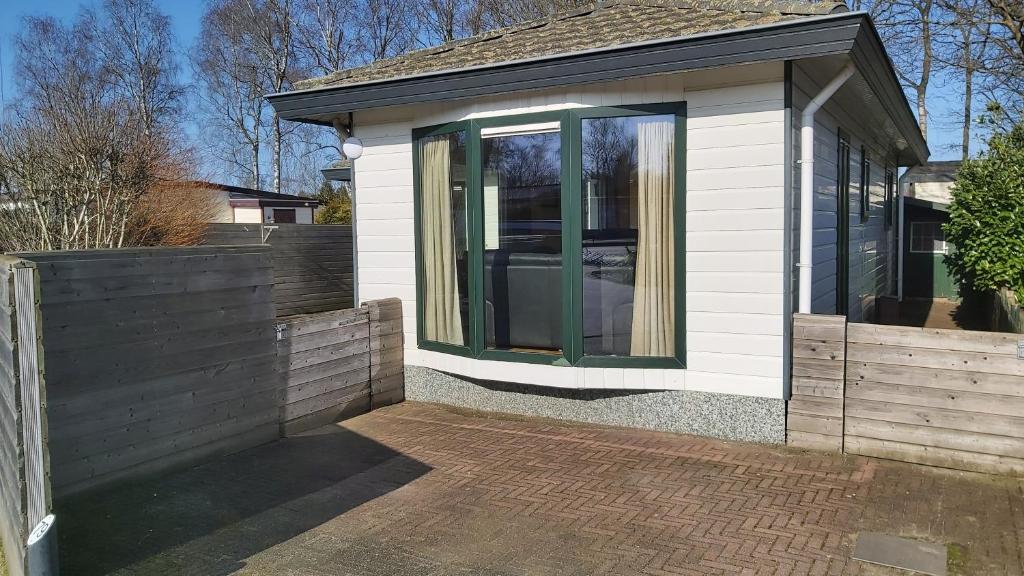 Ruim familie chalet tot 4 personen op de Veluwe Bungalowpark De Kern - All inclusive photo 2