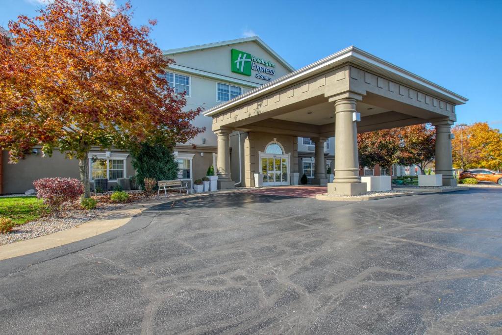 Holiday Inn Express Hotel & Suites Oshkosh, an IHG Hotel image