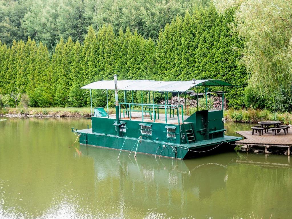 Comfy Houseboat in Florennes next to the Forest photo 1