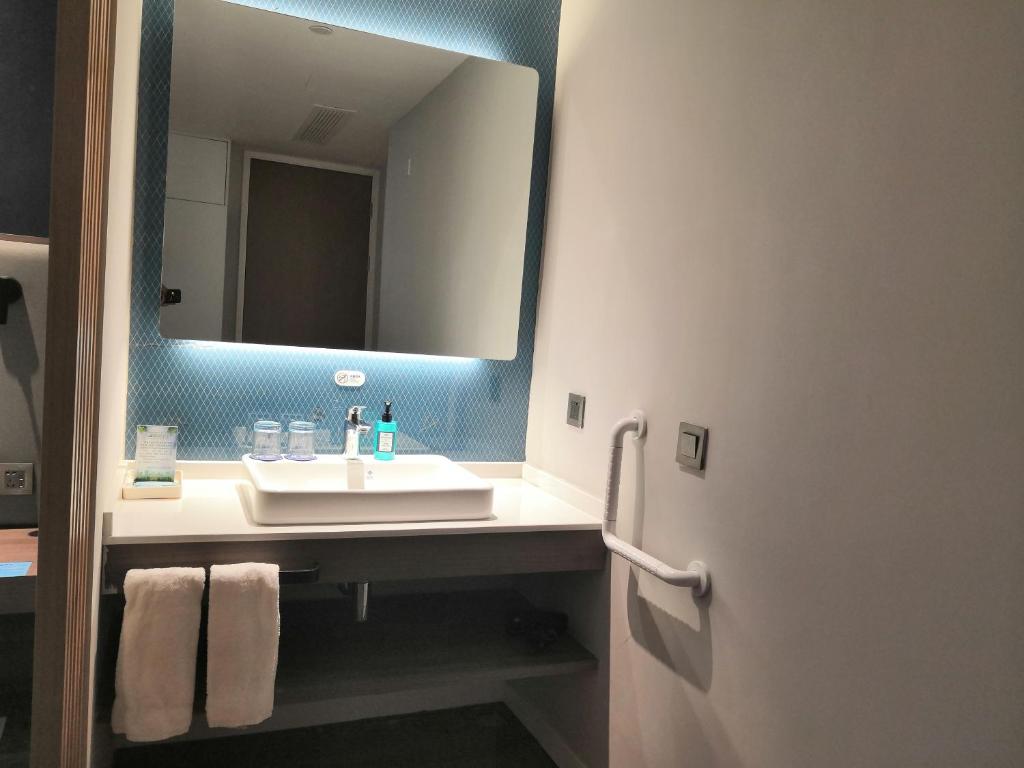 Holiday Inn Express PINGHU - Tap to explore photos