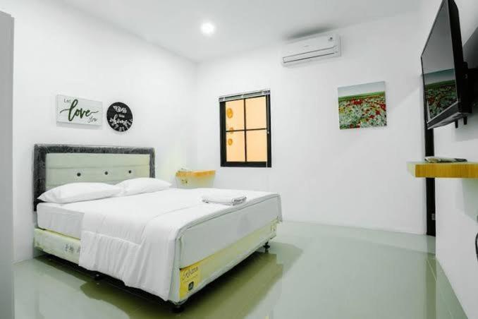 Двухместный (Номер Делюкс с кроватью размера «queen-size»), ZEN Rooms Kemang Raya