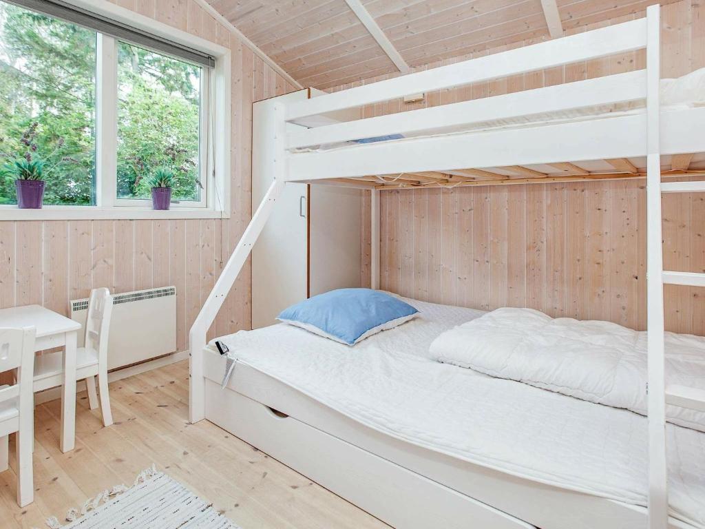 Five-Bedroom Holiday home in Juelsminde 1 photo 4