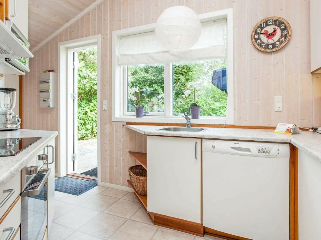 Five-Bedroom Holiday home in Juelsminde 1 photo 3