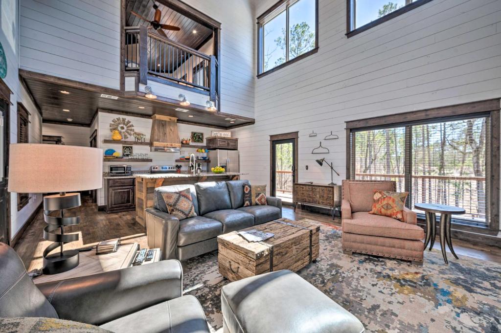 Luxury Cabin Getaway about 1 Mi To Broken Bow Lake! photo 3