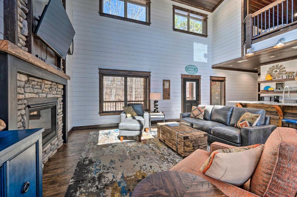 Luxury Cabin Getaway about 1 Mi To Broken Bow Lake! photo 4