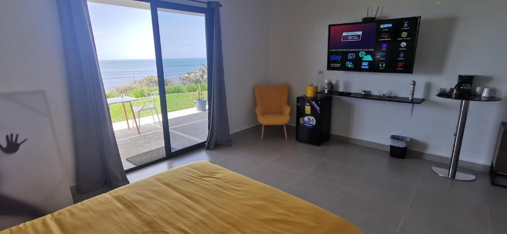 Ocean Breeze Cove - Luxury Retreat photo 1