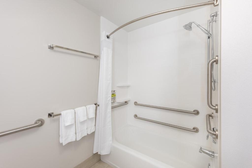 Holiday Inn Express & Suites St. Louis - Chesterfield, an IHG Hotel photo 2