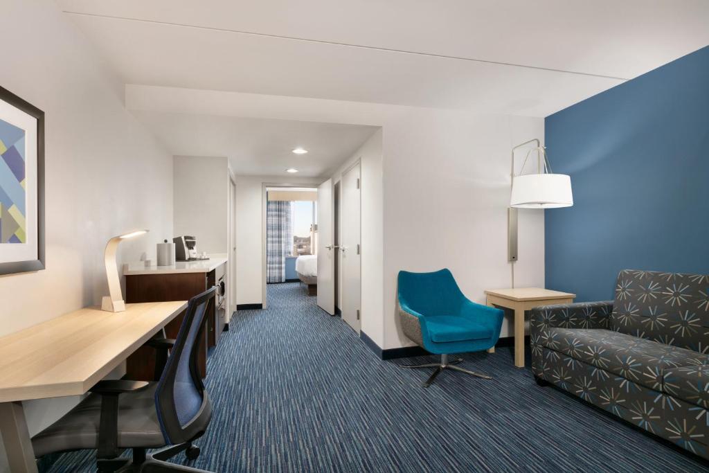 Holiday Inn Express Hotel & Suites Norfolk Airport, an IHG Hotel photo 1