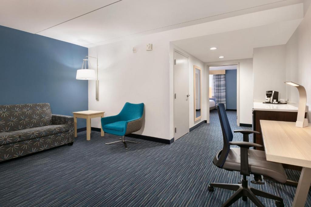 Holiday Inn Express Hotel & Suites Norfolk Airport, an IHG Hotel photo 3