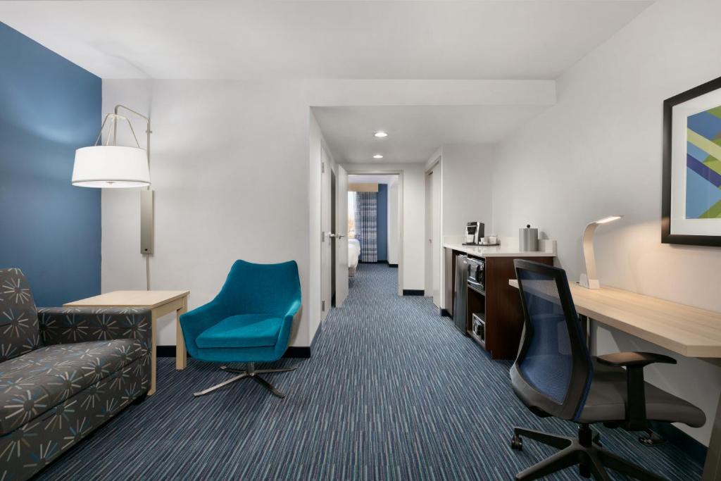Holiday Inn Express Hotel & Suites Norfolk Airport, an IHG Hotel photo 4
