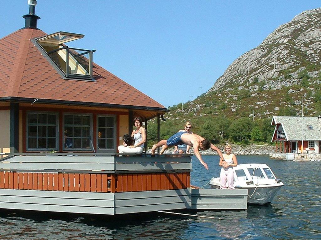 Two-Bedroom Holiday home in Kalvåg photo 2