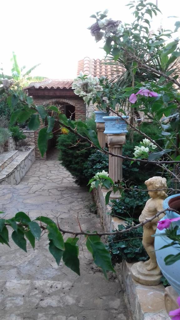 Mila LA villa photo 2