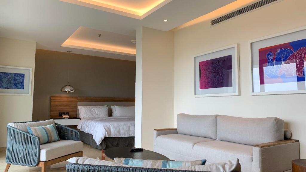 Сьюит (Люкс с видом - для некурящих), Holiday Inn & Suites - Puerto Vallarta Marina & Golf