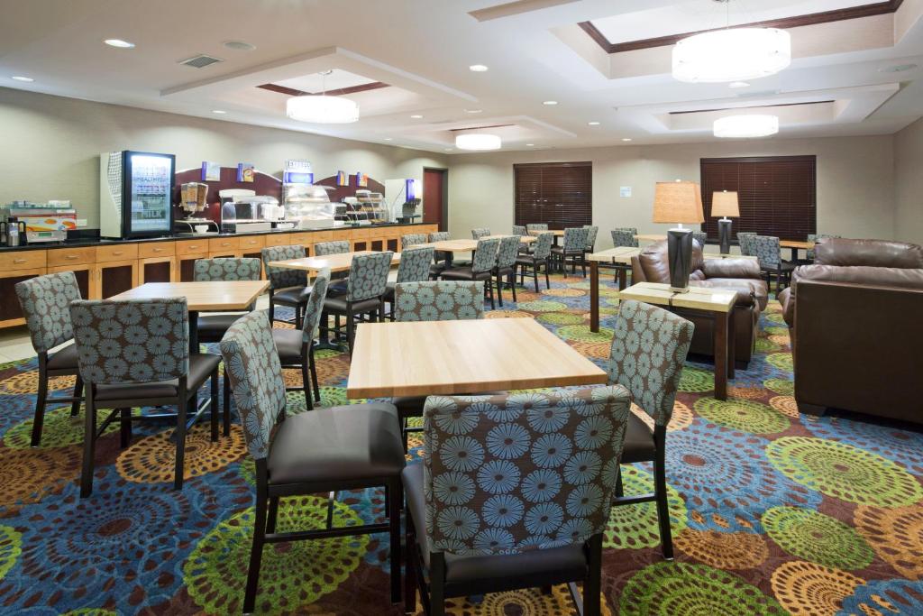 Holiday Inn Express and Suites Rochester West-Medical Center, an IHG Hotel photo 3