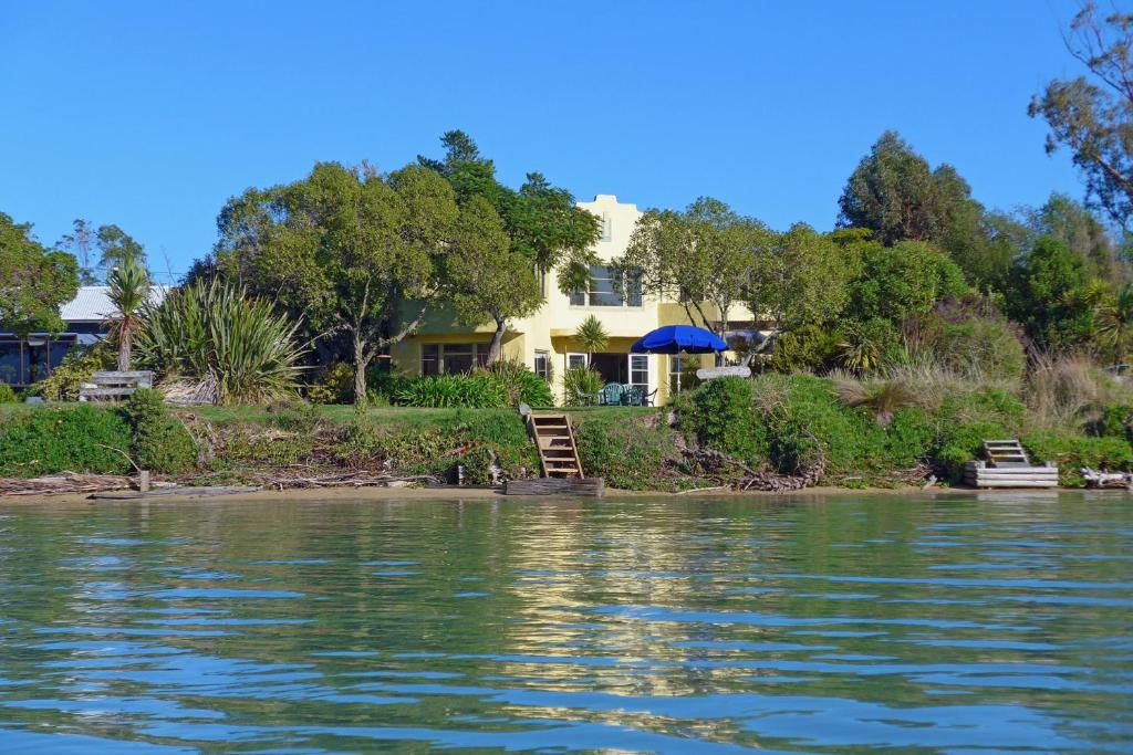 Camelot Island Retreat - Absolute Waterfront photo 1