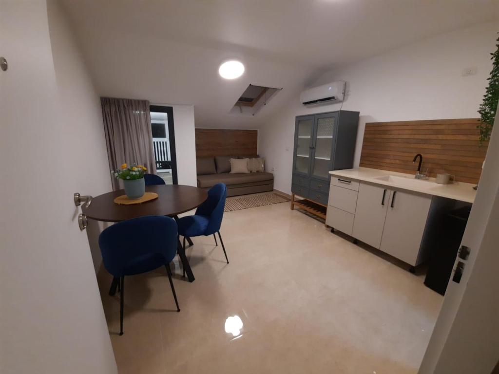 הסטודיו של יהודית קרוב לים Yehudit's Studio photo 3