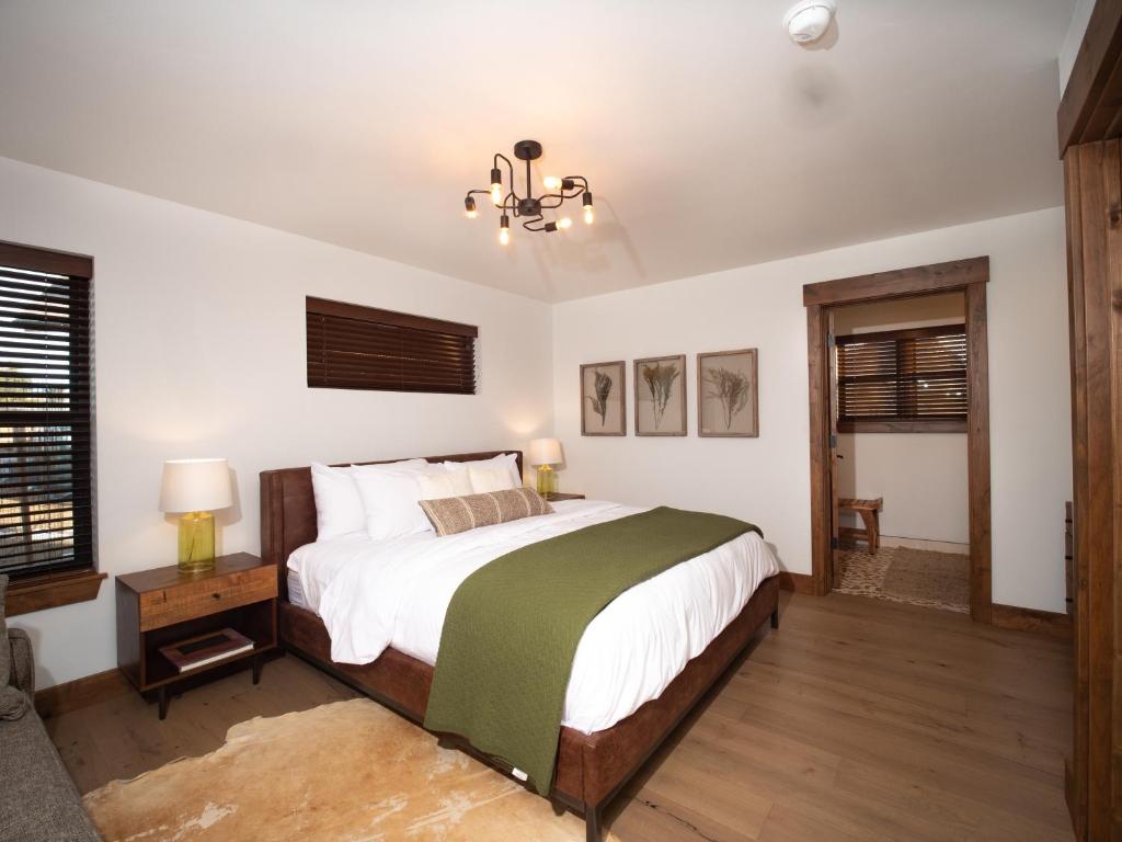 Chic Retreat Indoor Outdoor Fireplace, Private Jacuzzi, Great Location! photo 4