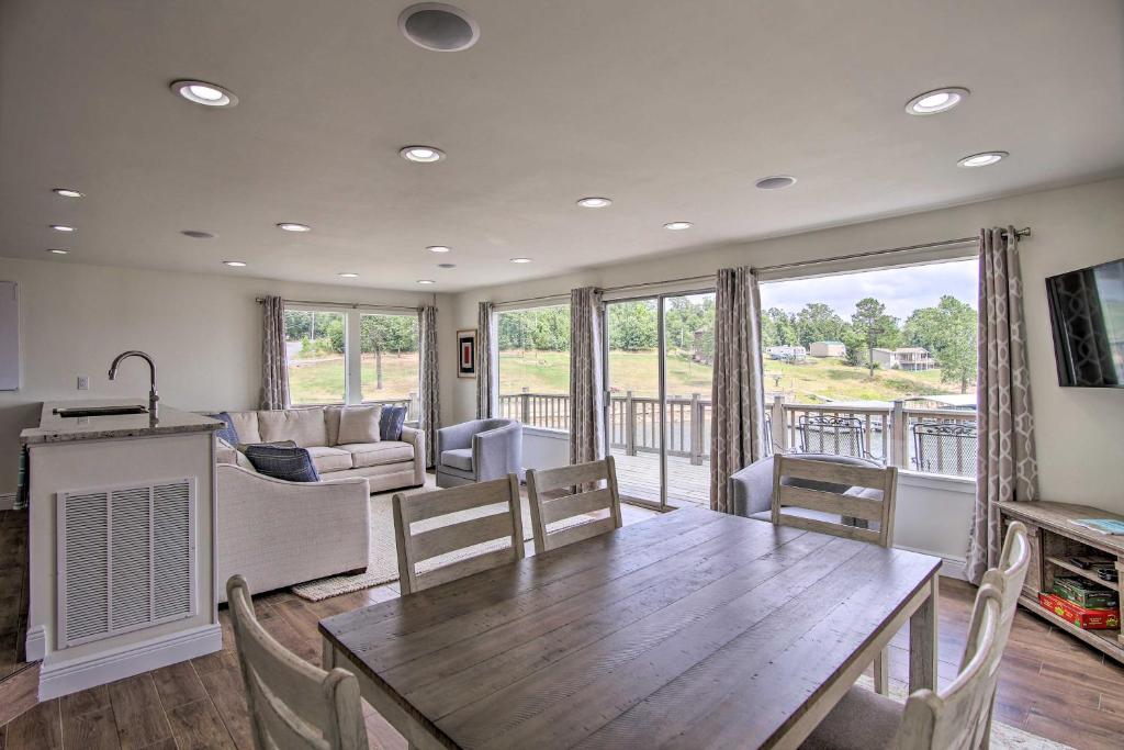 Updated Lakefront Cottage Walk to Boat Ramp! photo 3