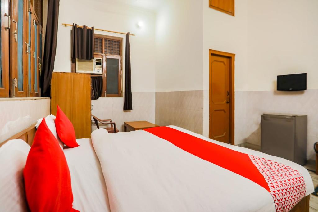 Трехместный (Классический трехместный номер), Vaccinated Staff- OYO 70216 Bluemoon Inn