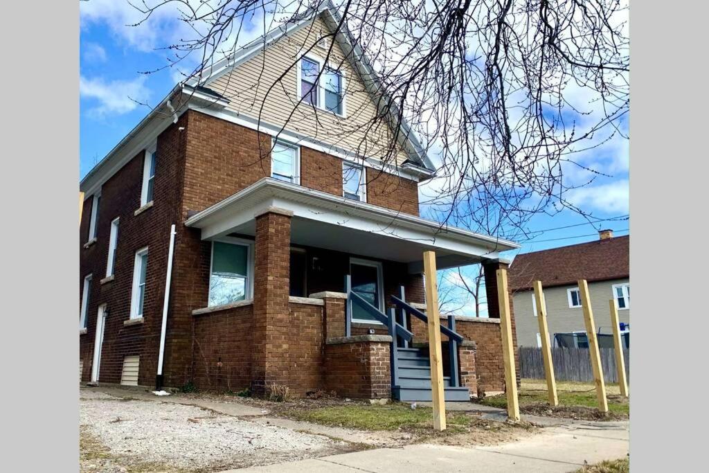 The Hennepin House- With Private Yard & Parking, Minutes From Falls & Casino by Niagara Hospitality photo 3